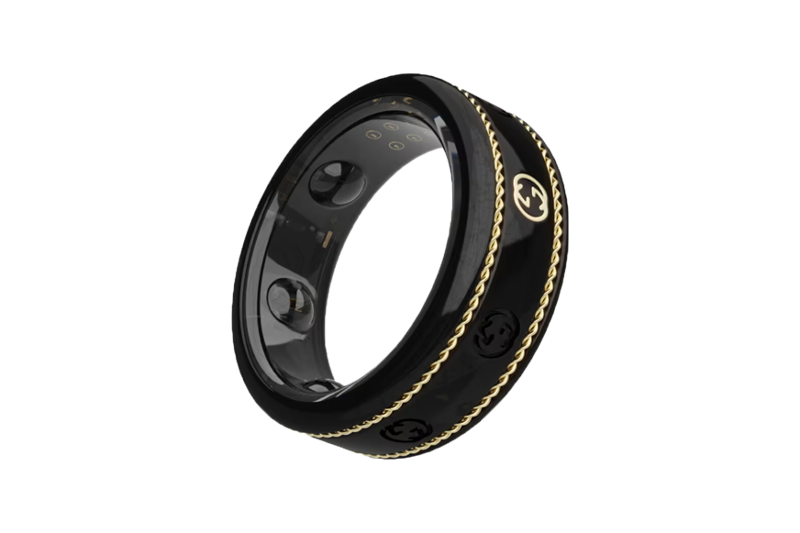 Man sieht den Oura Ring im Gucci Design.